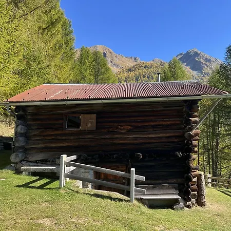 Idyllisches Und Alleinstehendes Maiensaess In Valposchiavo 波斯基亚沃