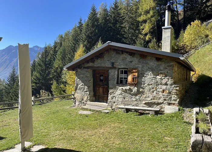 Idyllisches Und Alleinstehendes Maiensaess In Valposchiavo 波斯基亚沃